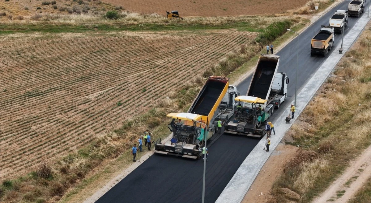 AYDIN BÜYÜKŞEHİR BELEDİYESİ KENTİN DÖRT BİR YANINDA YOL YAPIM ÇALIŞMALARINA DEVAM EDİYOR
