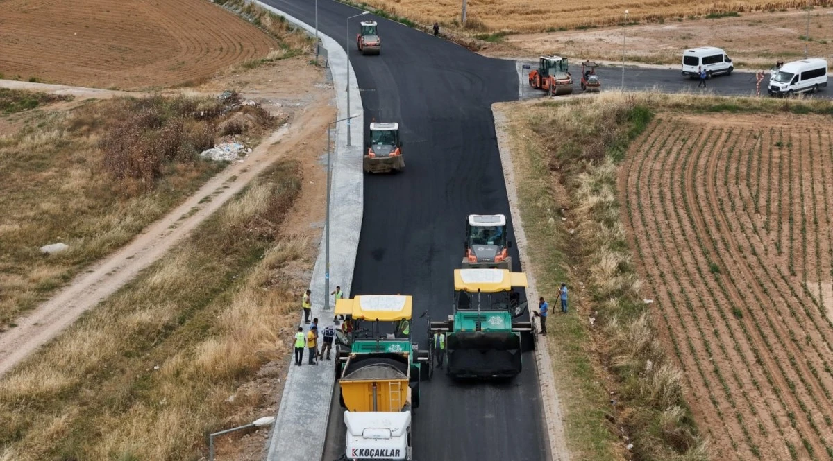 AYDIN BÜYÜKŞEHİR BELEDİYESİ KENTİN DÖRT BİR YANINDA YOL YAPIM ÇALIŞMALARINA DEVAM EDİYOR