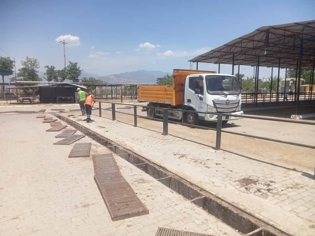 EFELER’İN EKİPLERİNDEN HAYVAN PAZARLARINDA KAPSAMLI TEMİZLİK