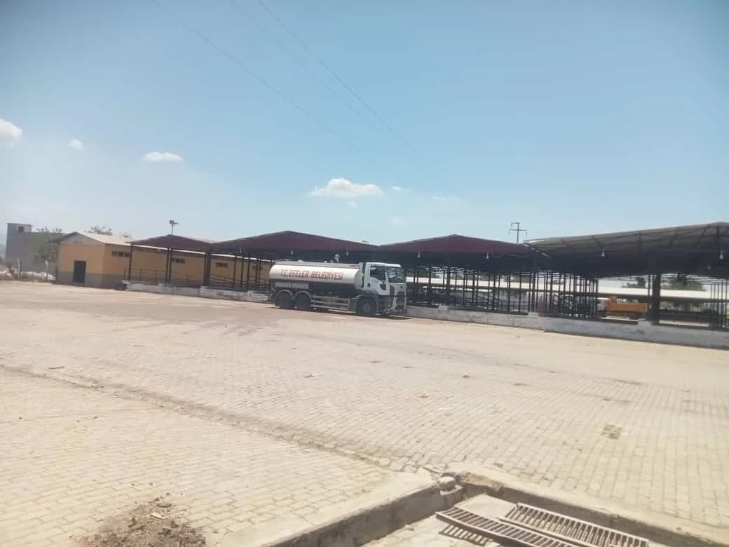 EFELER’İN EKİPLERİNDEN HAYVAN PAZARLARINDA KAPSAMLI TEMİZLİK
