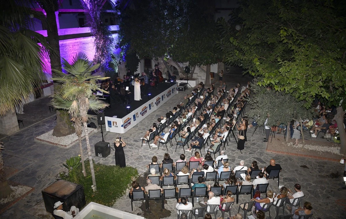 KATAR’IN İLK KADIN SANATÇISI TÜRKİYE’DE İLK KONSERİNİ KUŞADASI’NDA VERDİ
