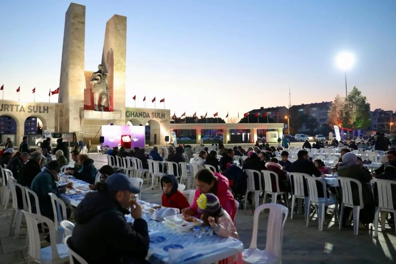 DİDİMLİLER, DİDİM BELEDİYESİ TARAFINDAN KURULAN İFTAR SOFRALARINDA BULUŞTU