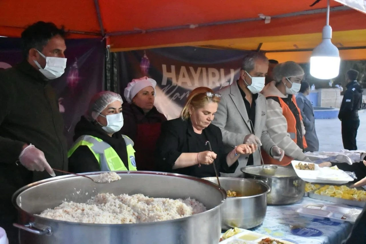DİDİMLİLER, DİDİM BELEDİYESİ TARAFINDAN KURULAN İFTAR SOFRALARINDA BULUŞTU