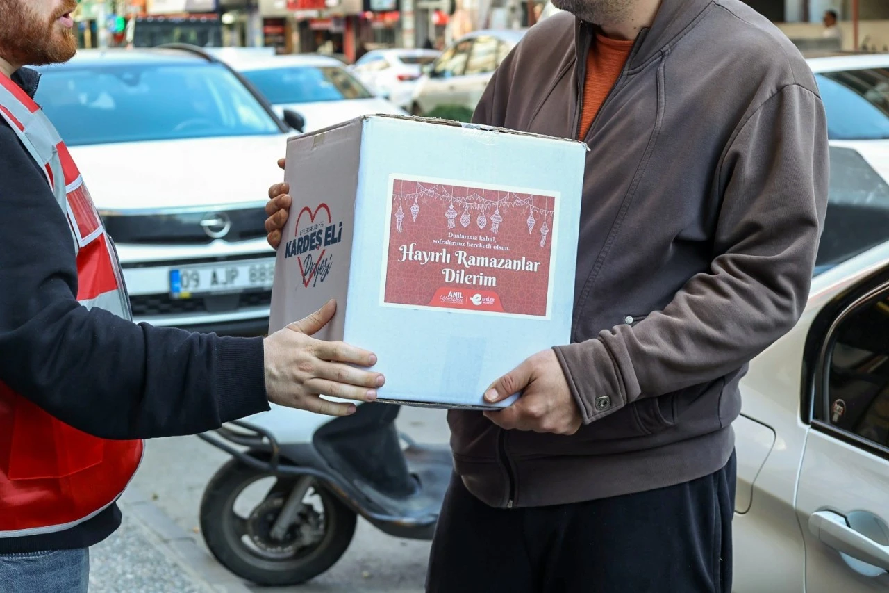 EFELER’İN DAYANIŞMA PROJESİ BAŞLADI GIDA KOLİLERİ SAHİPLERİNE ULAŞTIRILIYOR