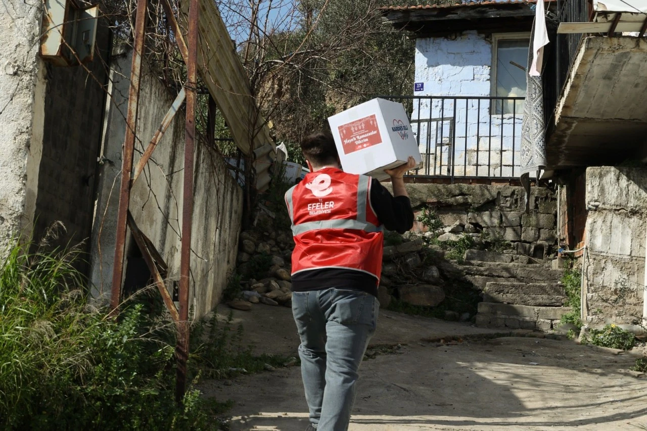 EFELER’İN DAYANIŞMA PROJESİ BAŞLADI GIDA KOLİLERİ SAHİPLERİNE ULAŞTIRILIYOR