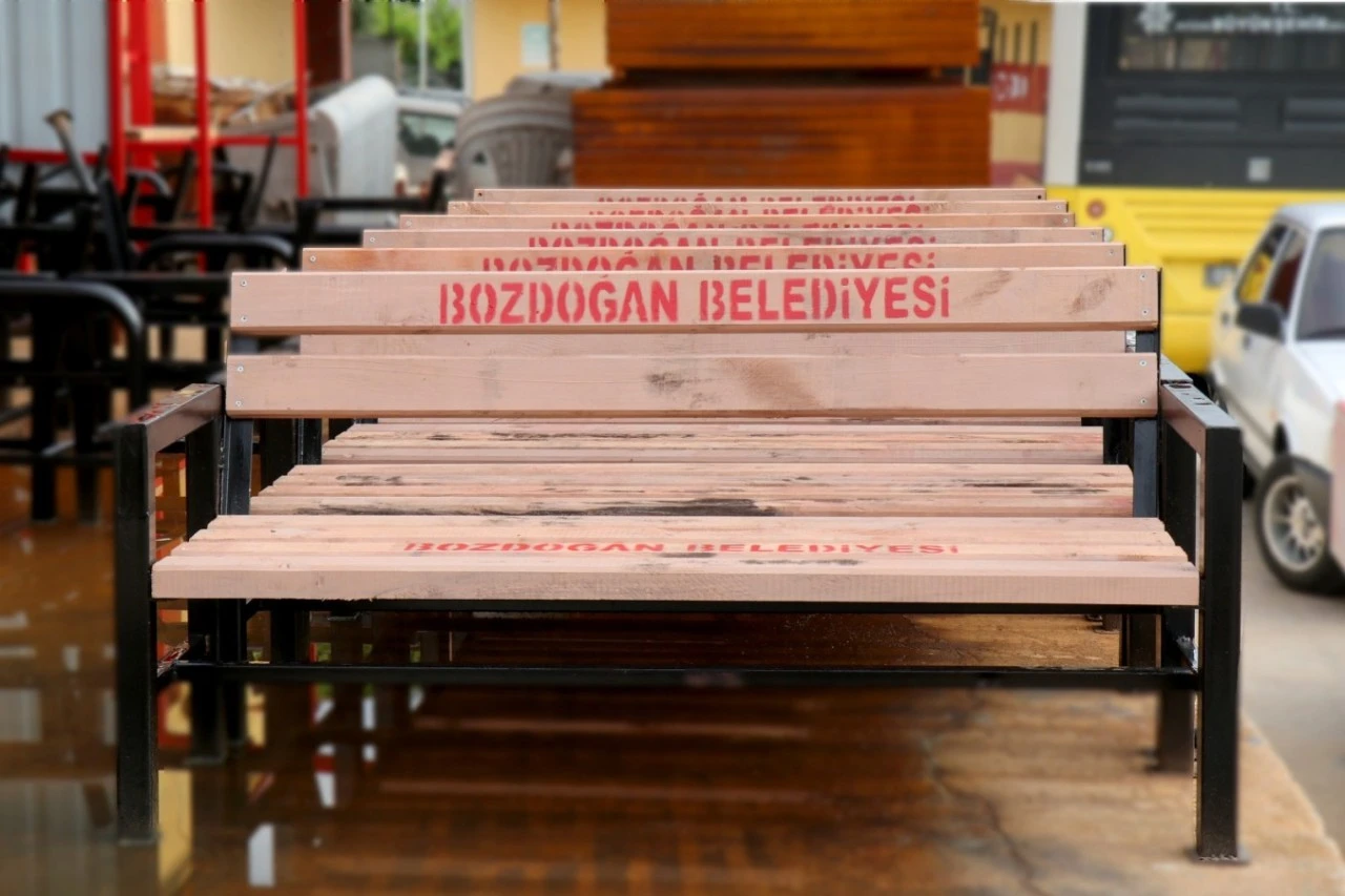 Bozdoğan Belediyesi Bankları ve Durakları Kendi İmkânlarıyla Üretiyor Tasarruf Belediyeciliği ile Kaynaklar Daha Etkin Kullanılıyor