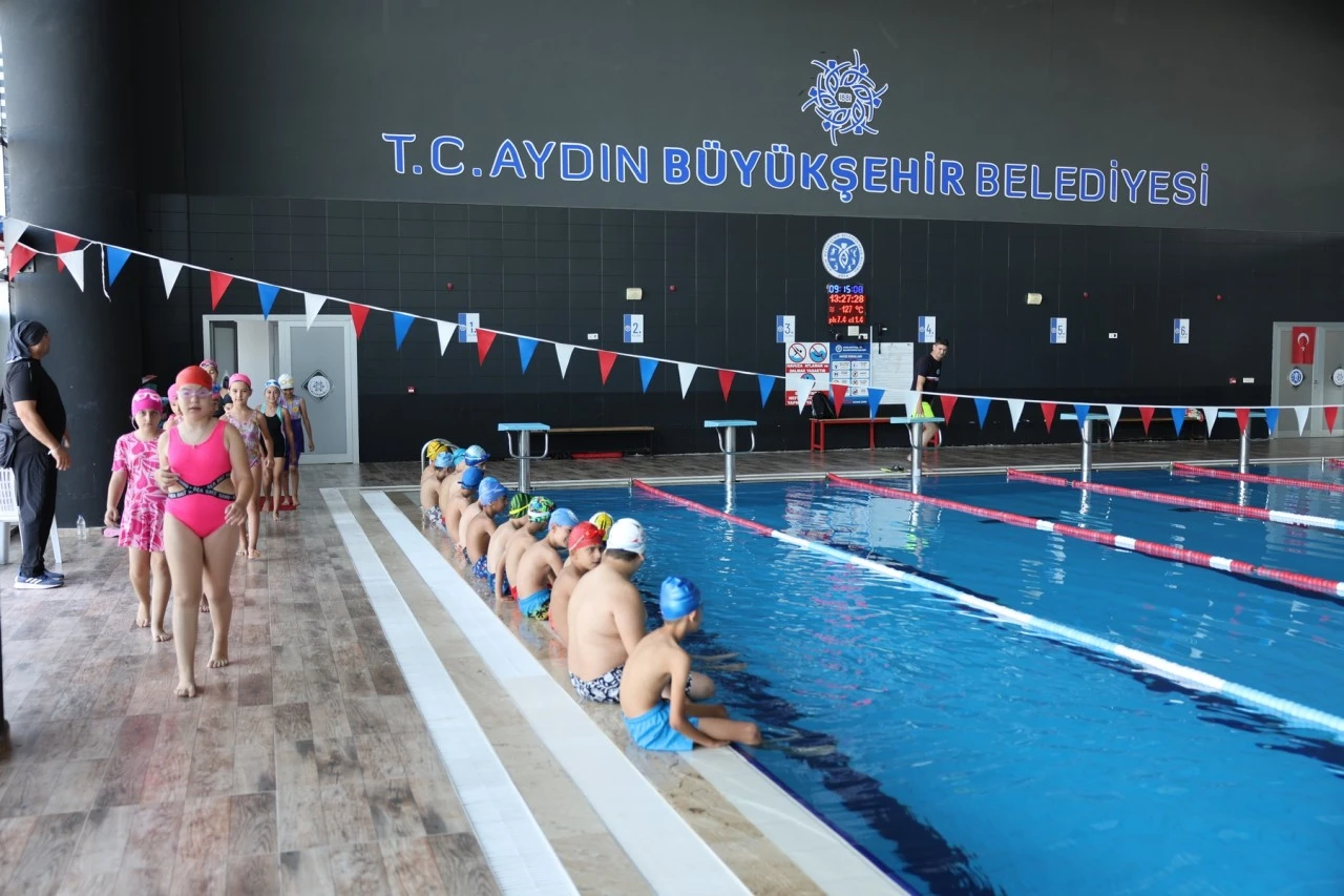 BAŞKAN ÇERÇİOĞLU’NDAN ÇOCUKLARIN GELİŞİMİNE TAM DESTEK Aydınlı Minikler Büyükşehir Belediyesi ile Yüzmeyi Öğreniyor