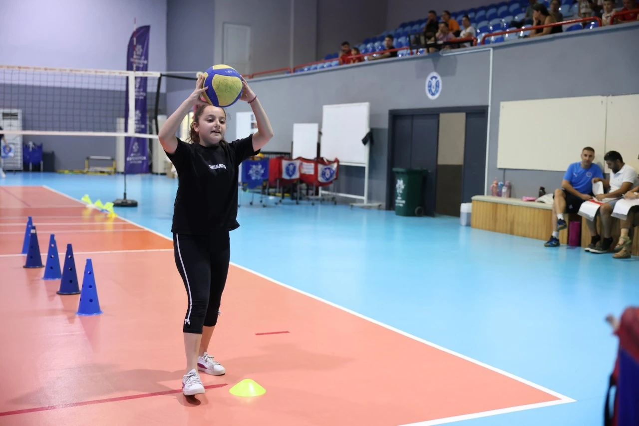 BAŞKAN ÇERÇİOĞLU MİNİK SPORCULARI VOLEYBOLLA BULUŞTURUYOR