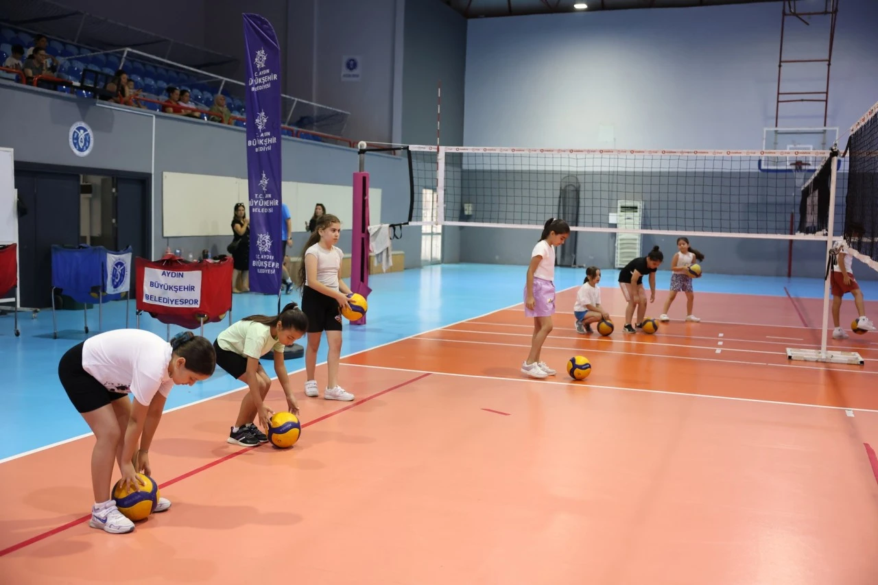 BAŞKAN ÇERÇİOĞLU MİNİK SPORCULARI VOLEYBOLLA BULUŞTURUYOR