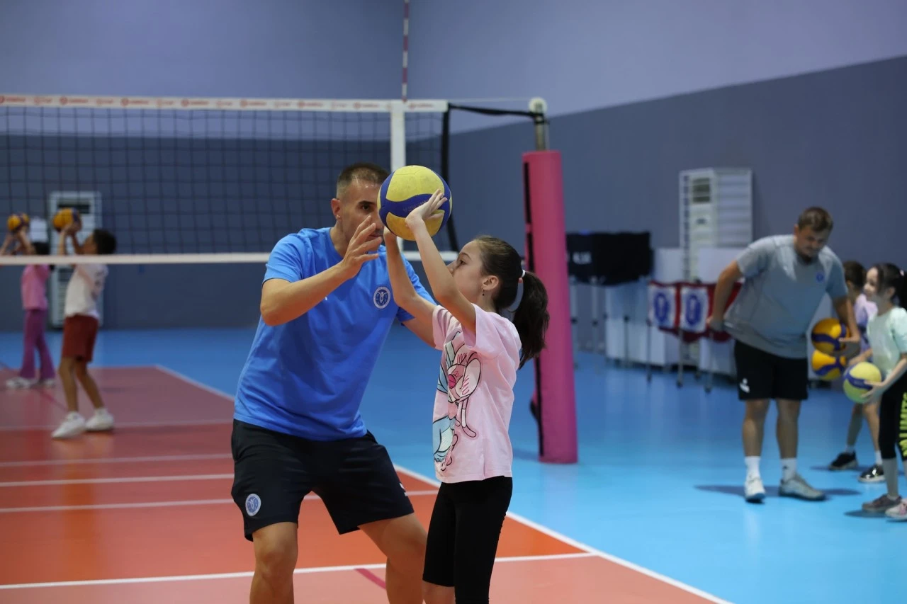 BAŞKAN ÇERÇİOĞLU MİNİK SPORCULARI VOLEYBOLLA BULUŞTURUYOR