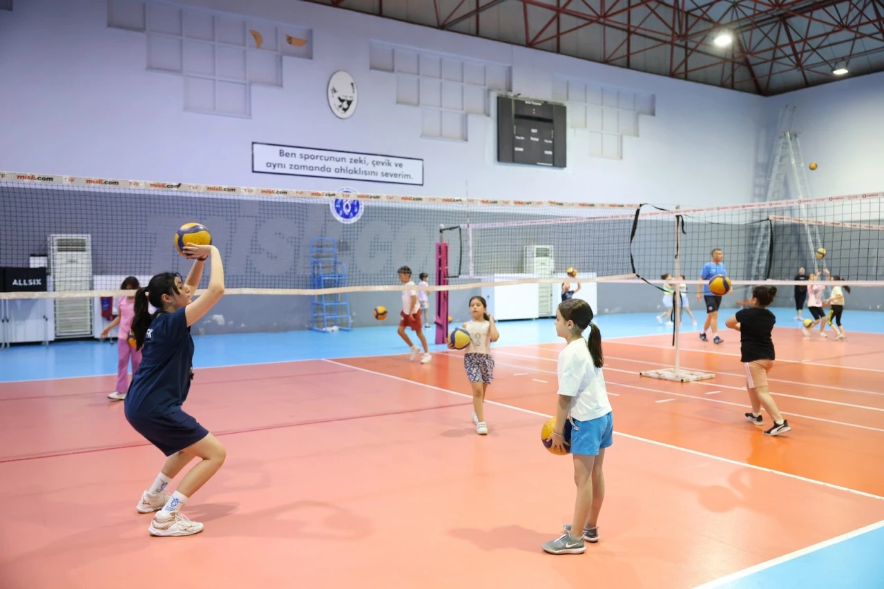 BAŞKAN ÇERÇİOĞLU MİNİK SPORCULARI VOLEYBOLLA BULUŞTURUYOR