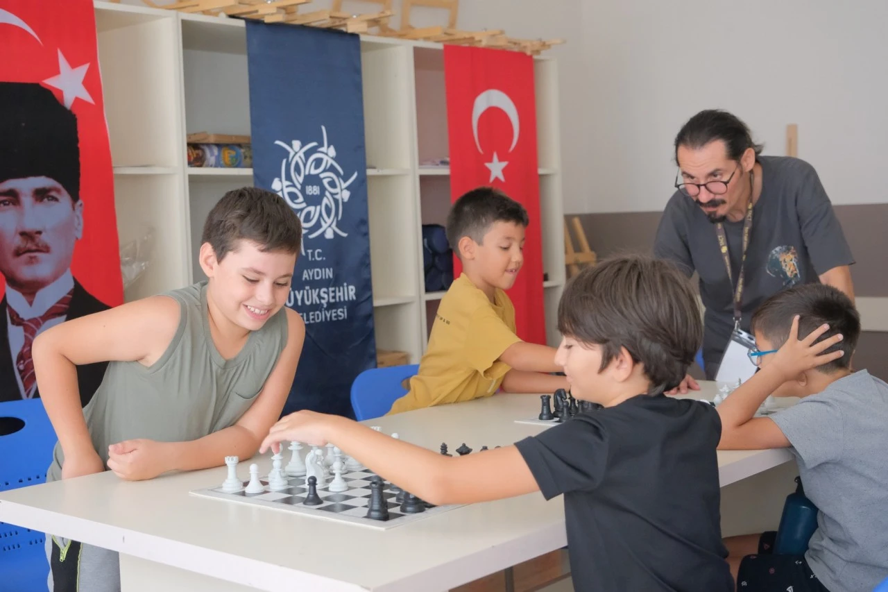 BAŞKAN ÇERÇİOĞLU İLE HAMLELER GELECEĞE: AYDIN’DA ÇOCUKLAR SATRANÇLA DÜŞÜNMEYİ ÖĞRENİYOR