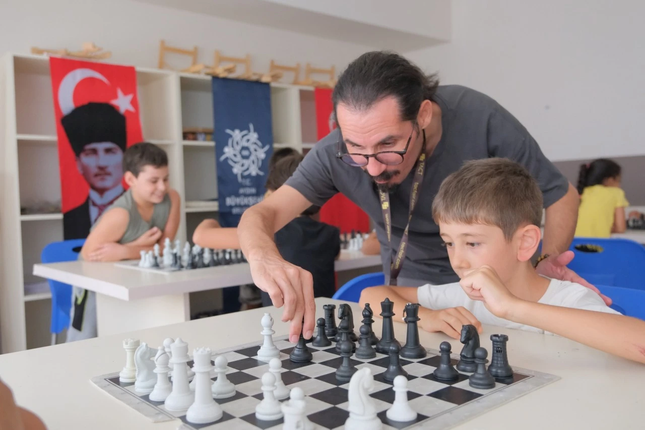 BAŞKAN ÇERÇİOĞLU İLE HAMLELER GELECEĞE: AYDIN’DA ÇOCUKLAR SATRANÇLA DÜŞÜNMEYİ ÖĞRENİYOR
