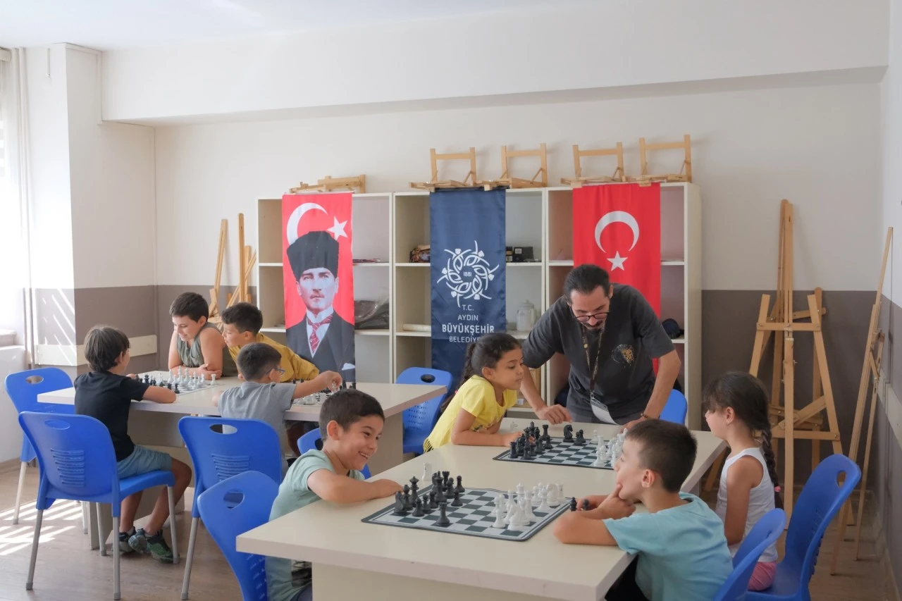 BAŞKAN ÇERÇİOĞLU İLE HAMLELER GELECEĞE: AYDIN’DA ÇOCUKLAR SATRANÇLA DÜŞÜNMEYİ ÖĞRENİYOR