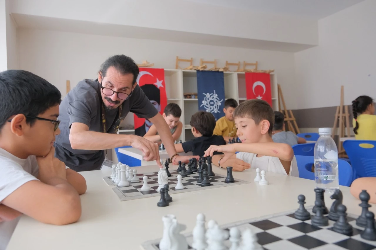 BAŞKAN ÇERÇİOĞLU İLE HAMLELER GELECEĞE: AYDIN’DA ÇOCUKLAR SATRANÇLA DÜŞÜNMEYİ ÖĞRENİYOR
