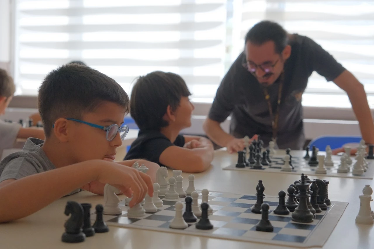 BAŞKAN ÇERÇİOĞLU İLE HAMLELER GELECEĞE: AYDIN’DA ÇOCUKLAR SATRANÇLA DÜŞÜNMEYİ ÖĞRENİYOR