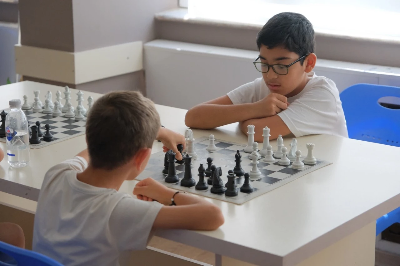 BAŞKAN ÇERÇİOĞLU İLE HAMLELER GELECEĞE: AYDIN’DA ÇOCUKLAR SATRANÇLA DÜŞÜNMEYİ ÖĞRENİYOR