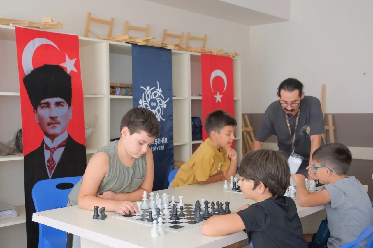 BAŞKAN ÇERÇİOĞLU İLE HAMLELER GELECEĞE: AYDIN’DA ÇOCUKLAR SATRANÇLA DÜŞÜNMEYİ ÖĞRENİYOR