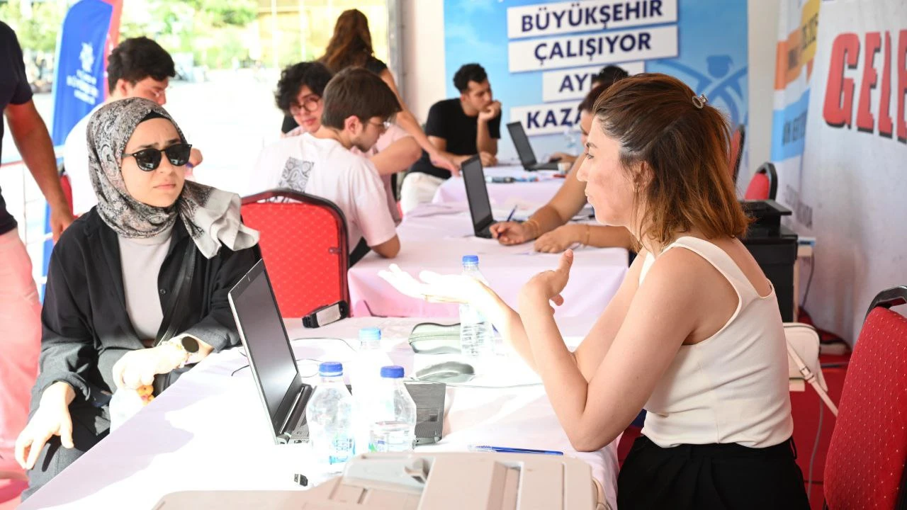 BAŞKAN ÇERÇİOĞLU’NDAN GENÇLERE YKS DESTEĞİ: TERCİH TIRI ÜNİVERSİTE ADAYLARININ HİZMETİNDE
