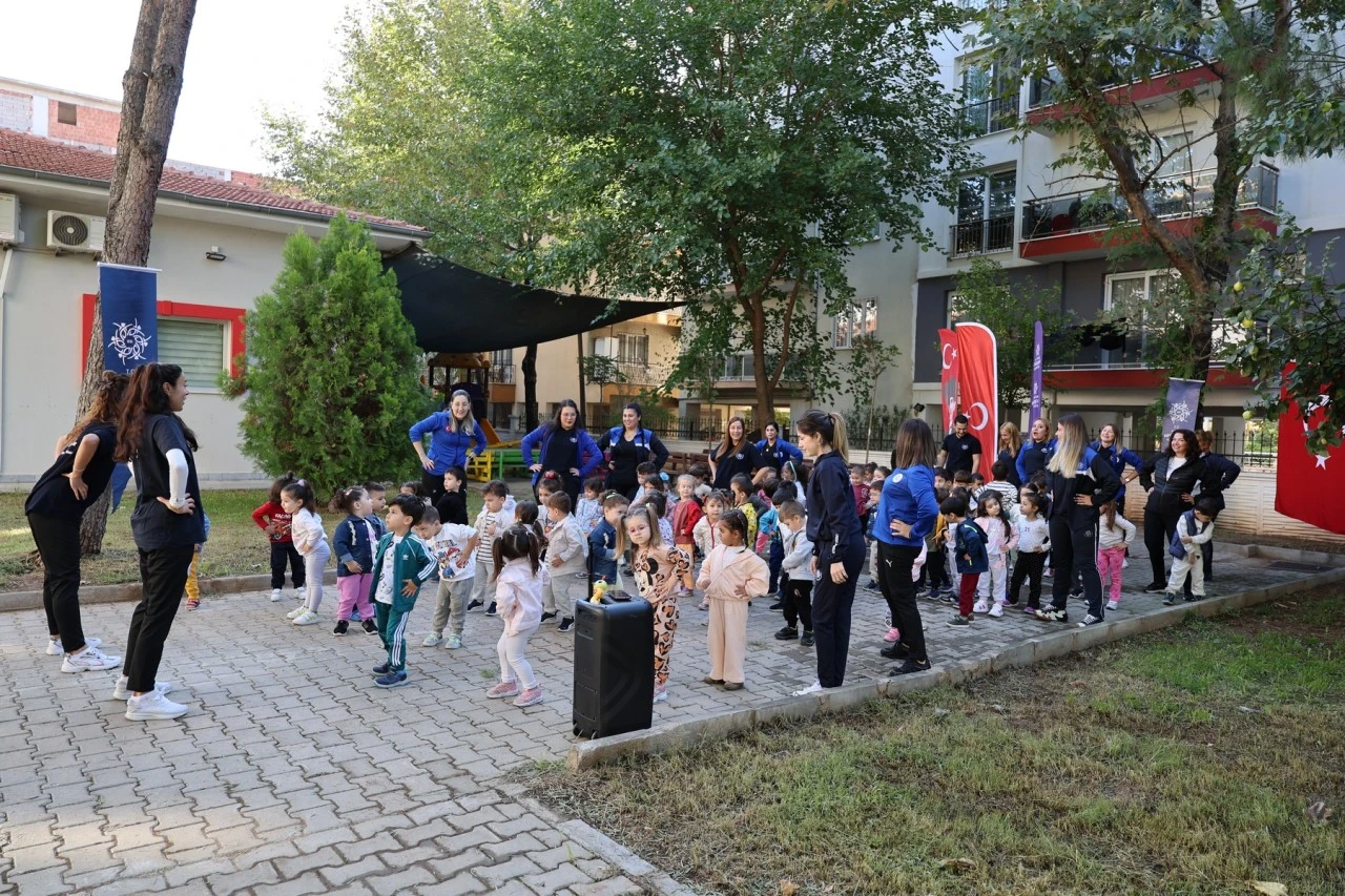 BAŞKAN ÇERÇİOĞLU AYDINLI ÇOCUKLARIN YANINDA