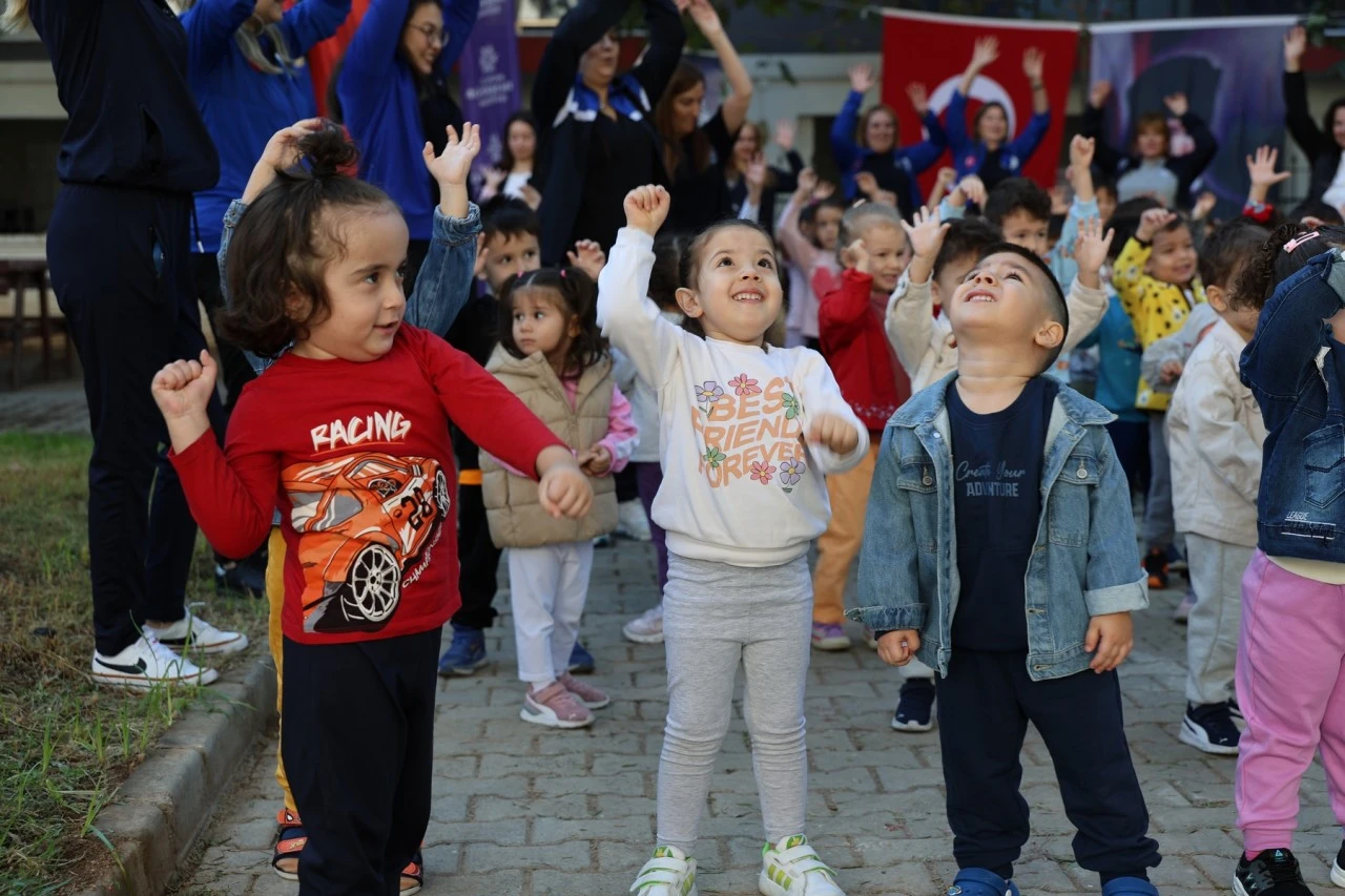BAŞKAN ÇERÇİOĞLU AYDINLI ÇOCUKLARIN YANINDA