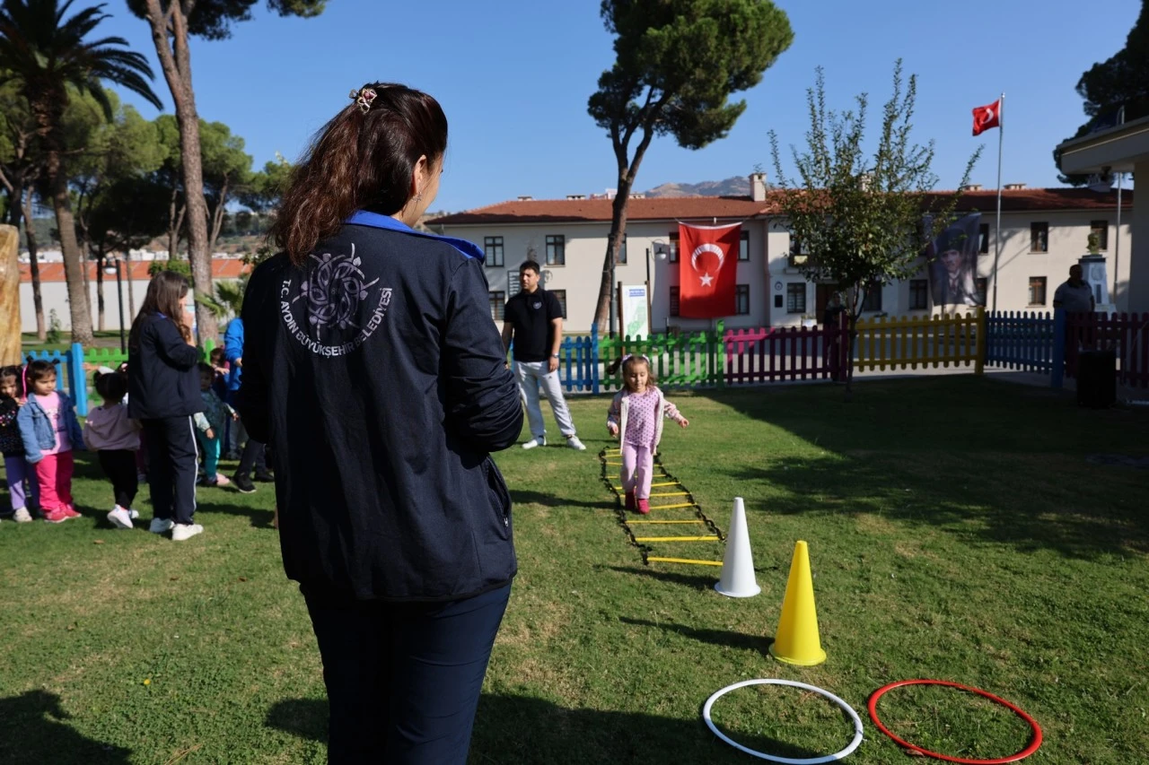 BAŞKAN ÇERÇİOĞLU AYDINLI ÇOCUKLARIN YANINDA