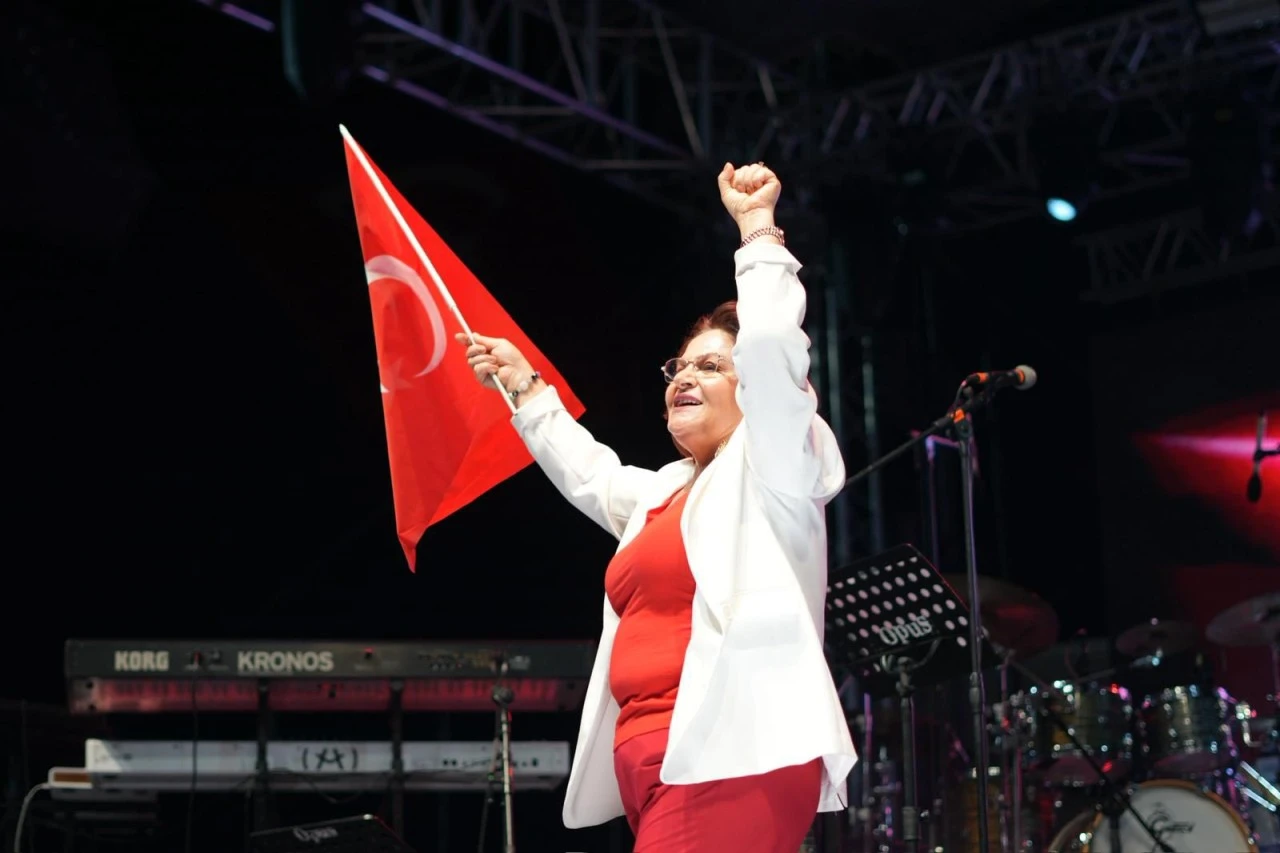DİDİM’DE CUMHURİYET COŞKUSU: DİDİMLİLER MEYDANI DOLDURARAK BAYRAMI KUTLADI