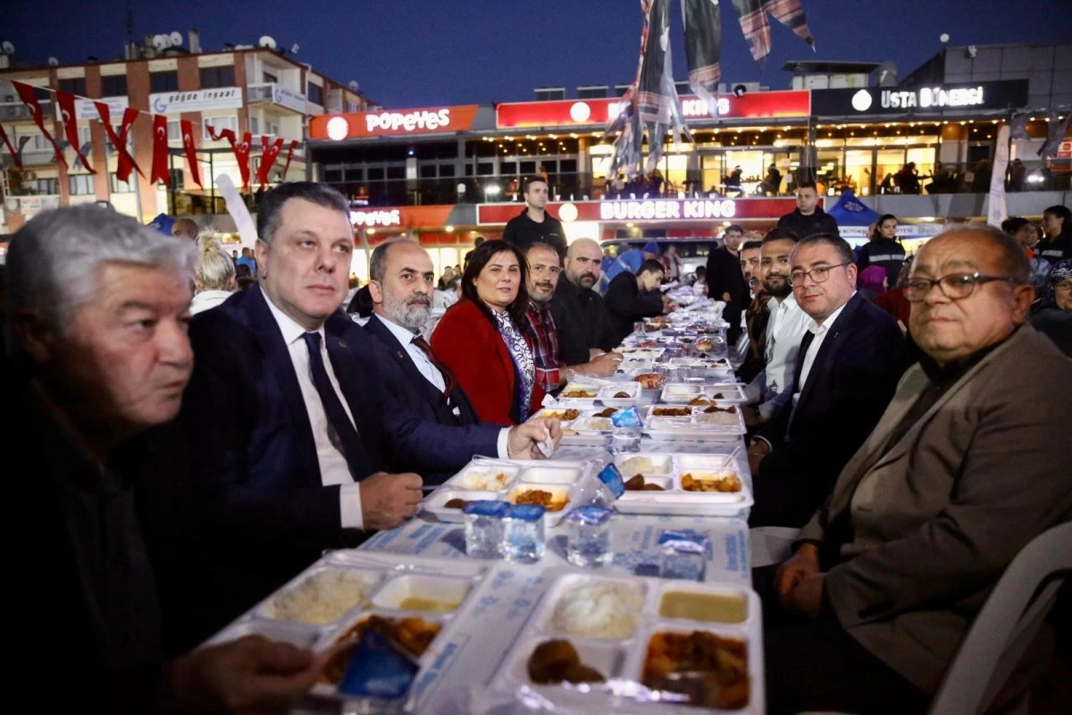 Büyükşehir'in iftar sofraları Aydınlıları buluşturuyor