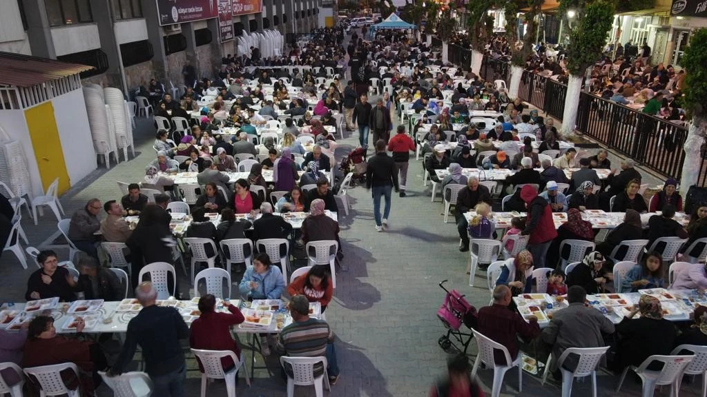 Kurtuluş Mahallesi'nde iftar alanı yollara taştı