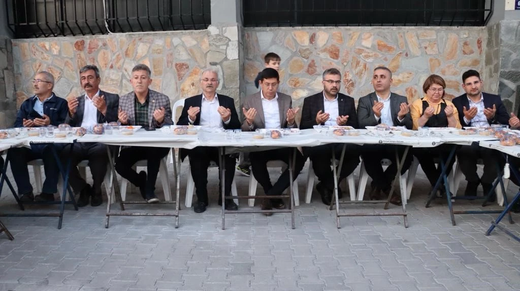 Kurtuluş Mahallesi'nde iftar alanı yollara taştı