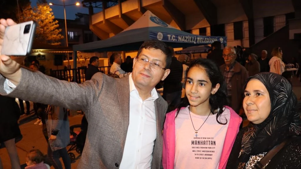 Kurtuluş Mahallesi'nde iftar alanı yollara taştı