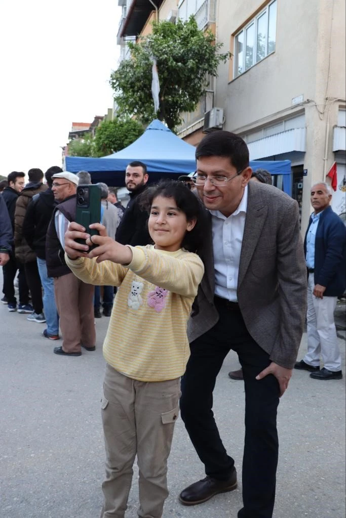Kurtuluş Mahallesi'nde iftar alanı yollara taştı
