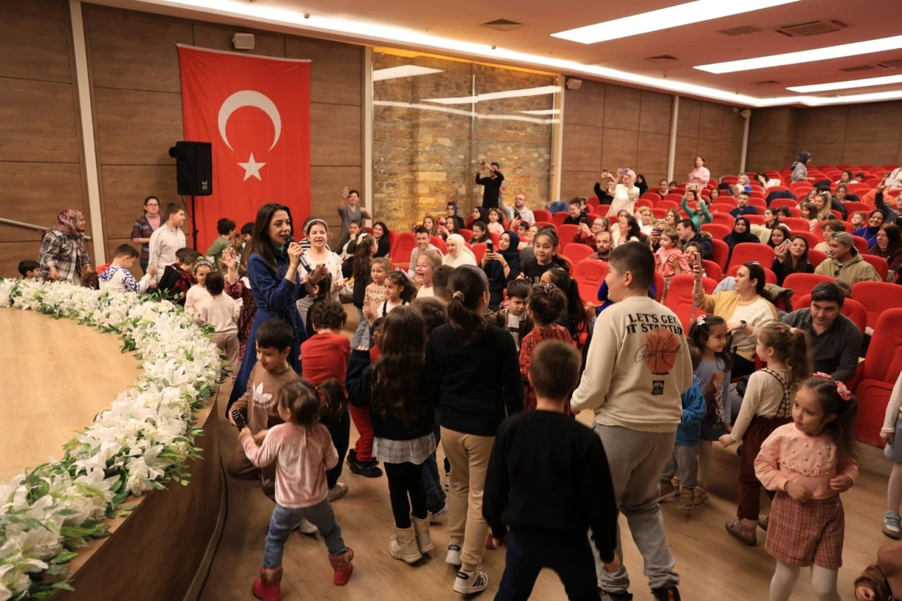 BAŞKAN YETİŞKİN, ARA TATİLDE ÇOCUKLARI TİYATROYLA BULUŞTURUYOR