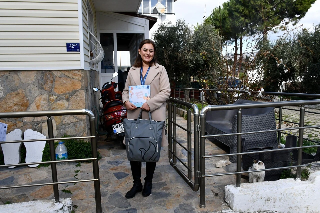 KUŞADASI BELEDİYESİ YENİ DOĞAN HEMŞEHRİLERİNİ ZİYARET ETMEYE DEVAM EDİYOR