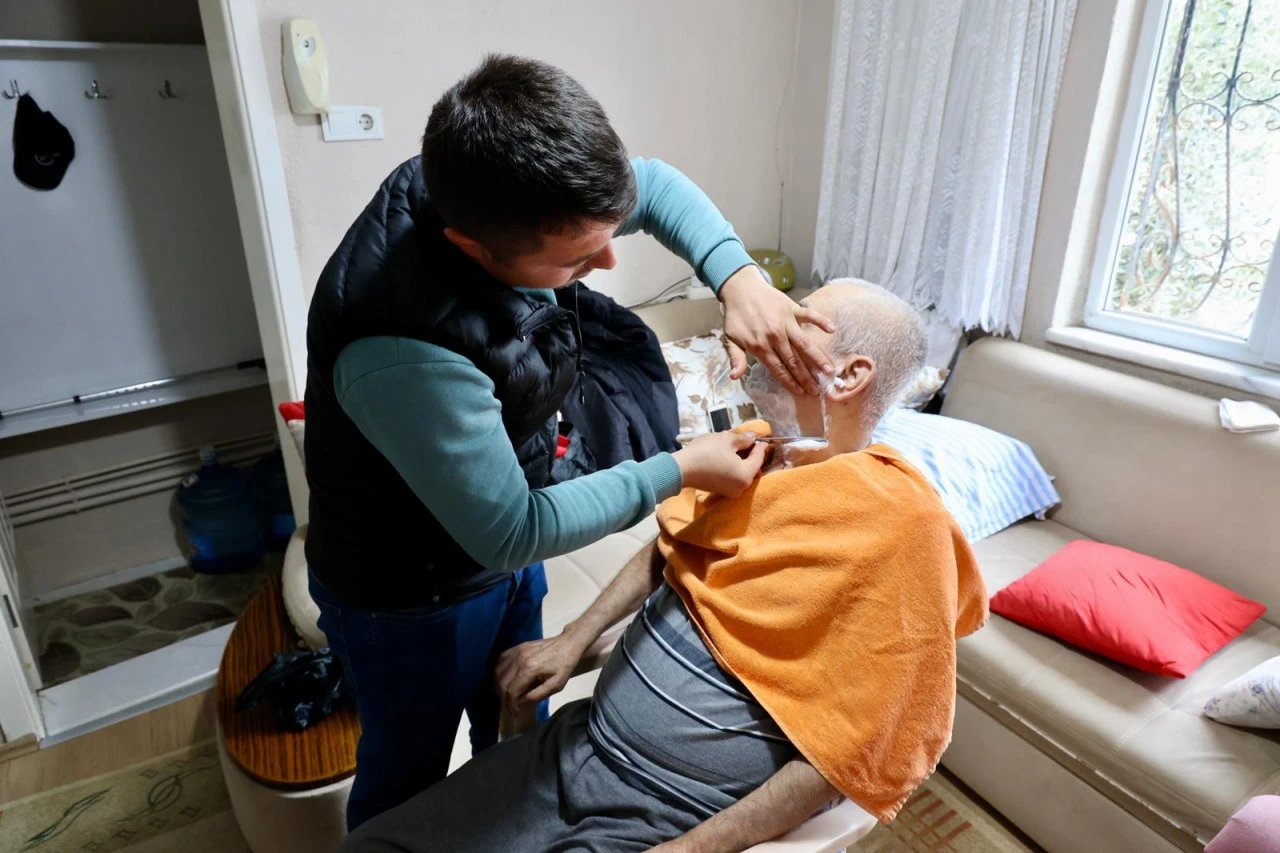 BAŞKAN MEHMET KIVRAK, EVDE TIRAŞ HİZMETİYLE BÜYÜKLERİN YANINDA OLUYOR