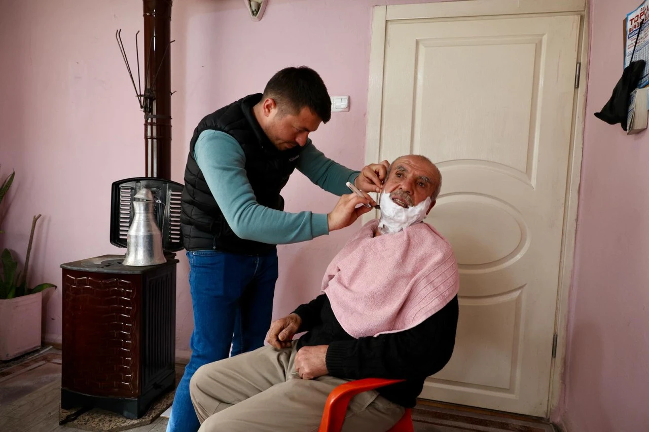 BAŞKAN MEHMET KIVRAK, EVDE TIRAŞ HİZMETİYLE BÜYÜKLERİN YANINDA OLUYOR