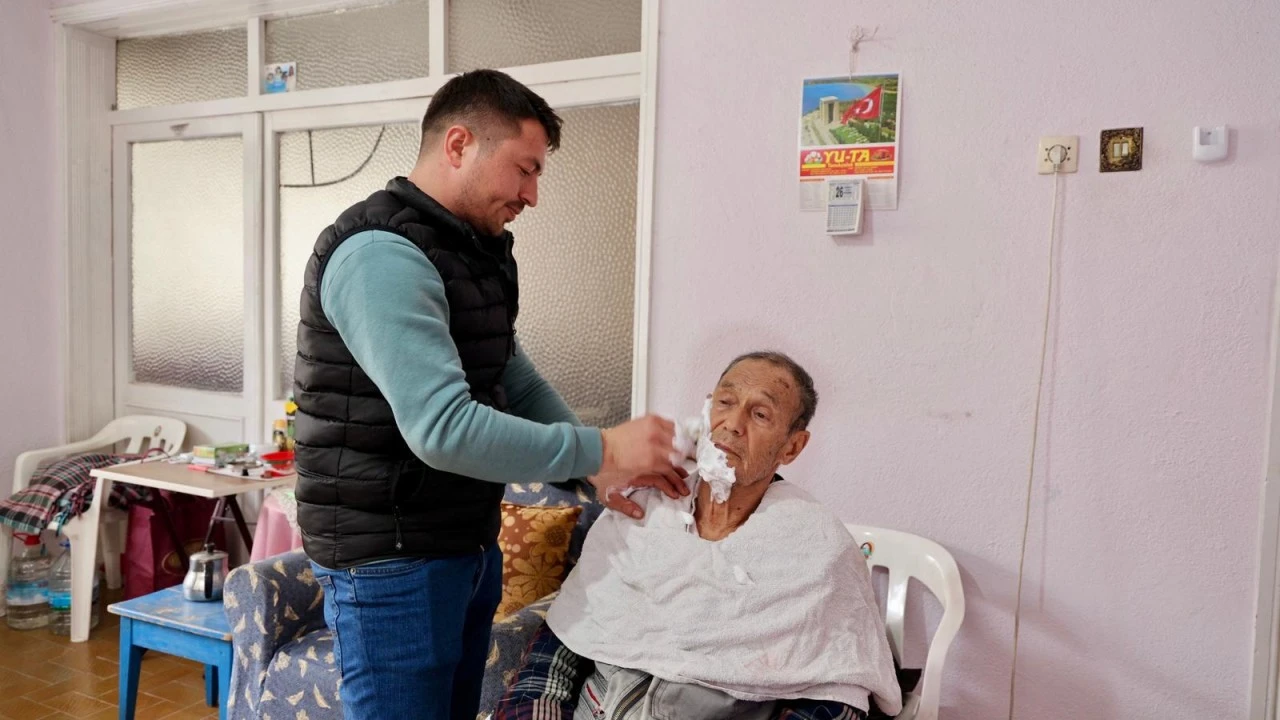 BAŞKAN MEHMET KIVRAK, EVDE TIRAŞ HİZMETİYLE BÜYÜKLERİN YANINDA OLUYOR
