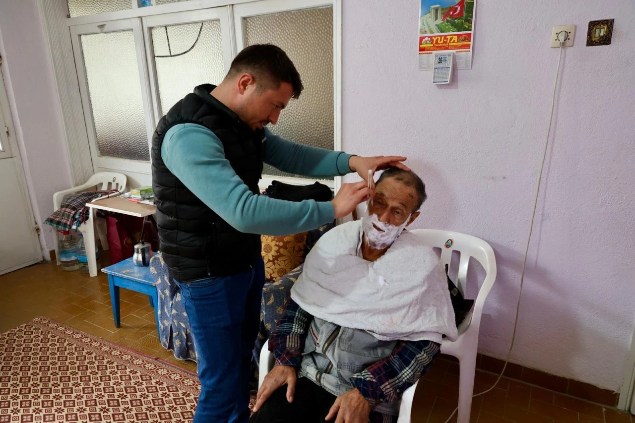 BAŞKAN MEHMET KIVRAK, EVDE TIRAŞ HİZMETİYLE BÜYÜKLERİN YANINDA OLUYOR