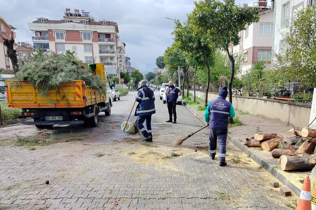 EFELER’DE SAĞANAK YAĞIŞIN İZLERİ BAŞKAN ANIL YETİŞKİN’İN KOORDİNASYONUYLA SİLİNİYOR