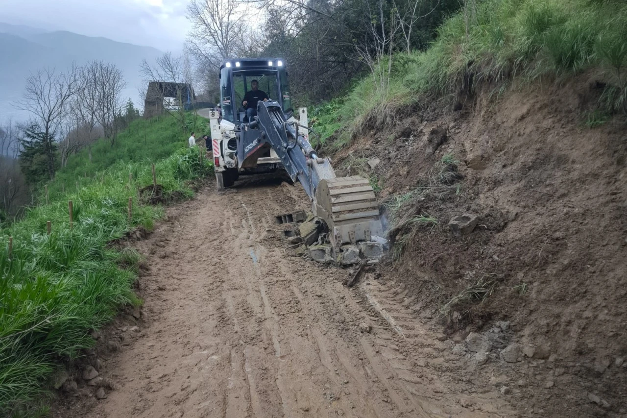 BAŞKAN ANIL YETİŞKİN’DEN KESİNTİSİZ ULAŞIM SEFERBERLİĞİ: YAĞIŞLARLA KAPANAN YOLLAR AÇILDI