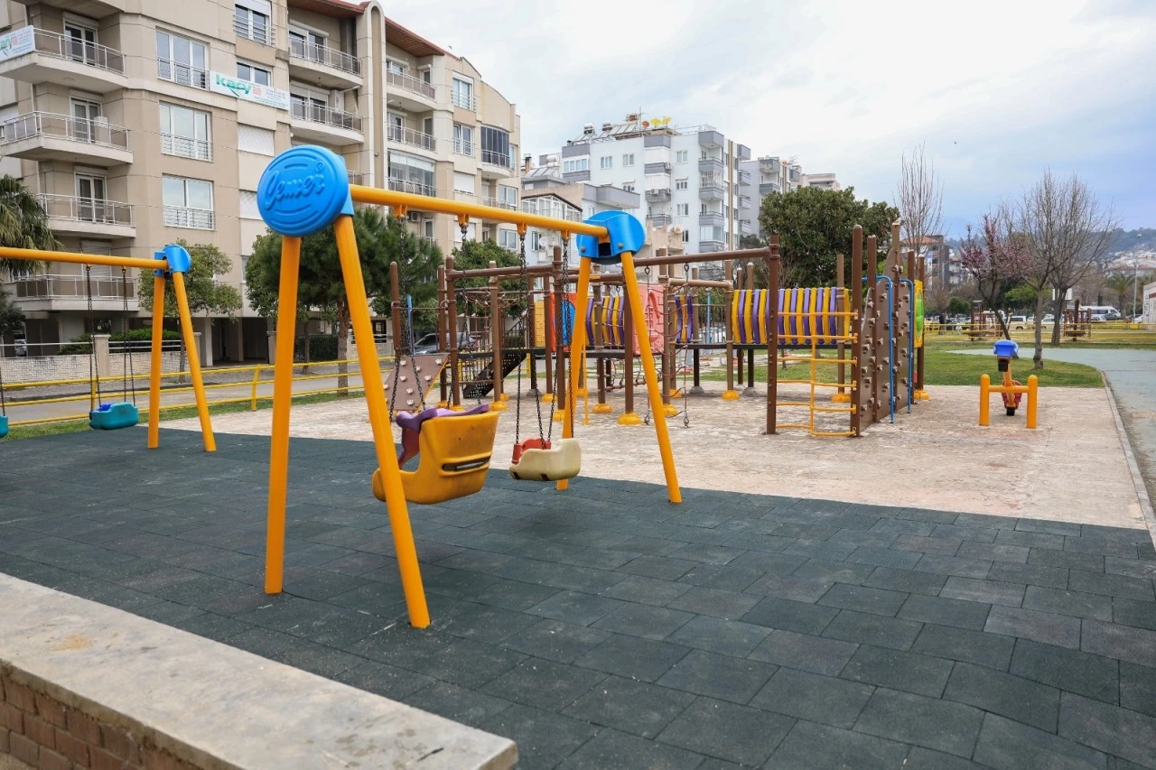 BAŞKAN ANIL YETİŞKİN İLE EFELER’İN PARKLARI DAHA GÜVENLİ DAHA KONFORLU