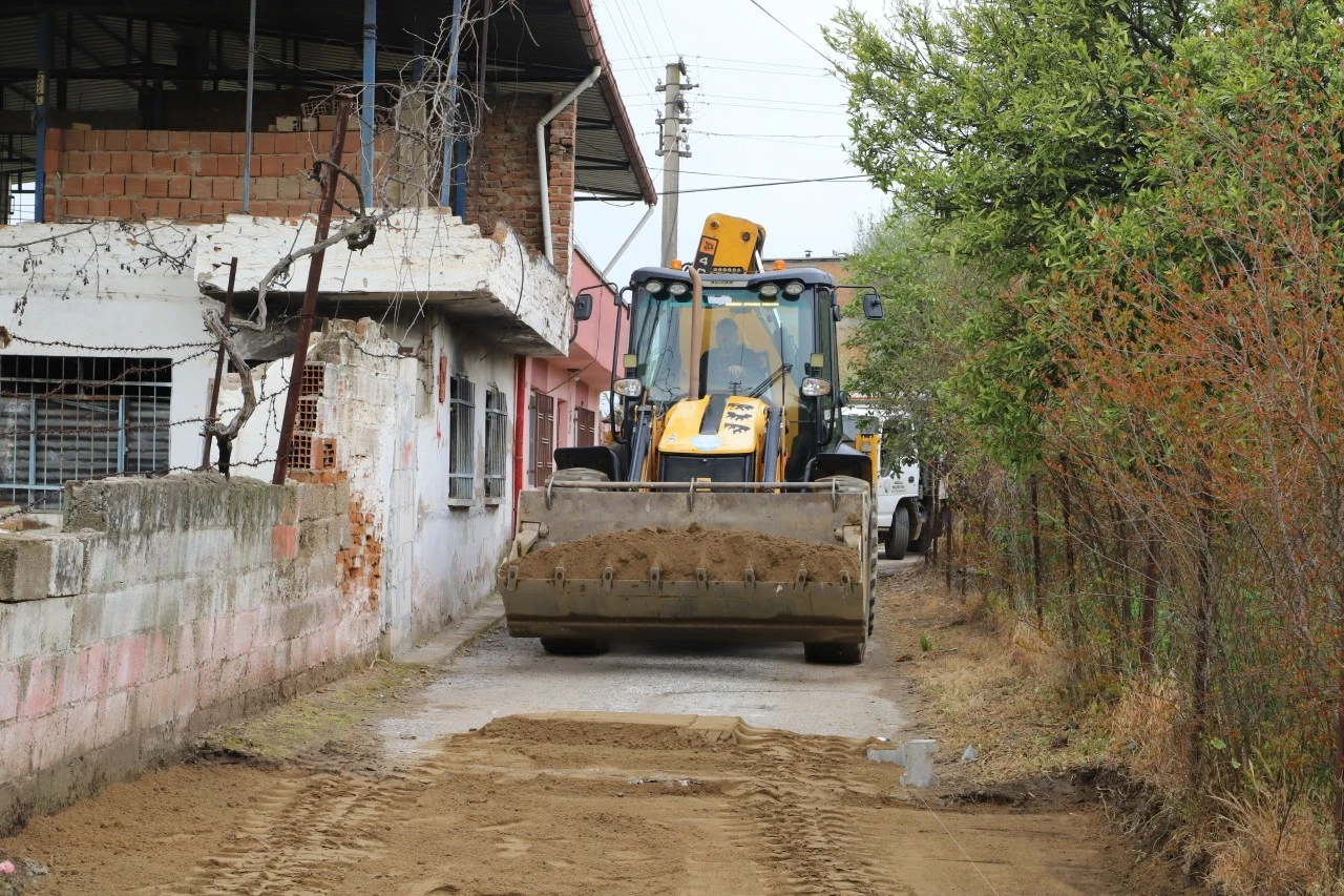 NAZİLLİ’DE YOL SEFERBERLİĞİ SÜRÜYOR Muammer Aksoy Mahallesi’nde yenileme çalışması başladı