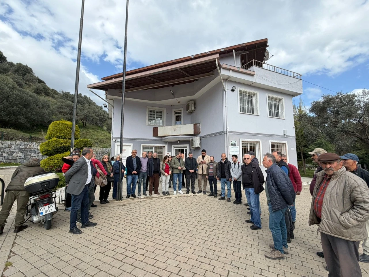 KAPI KİLİTLENDİ, TABELA SÖKÜLDÜ! SÖKE’DE CEM EVİ KARIŞTI