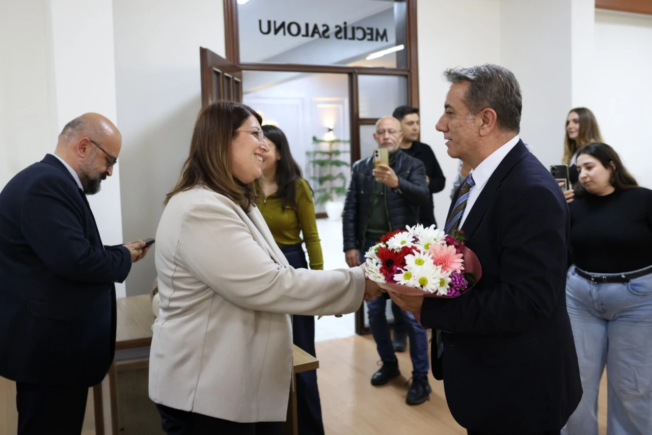 BAŞKAN ANIL YETİŞKİN’DEN KADIN MECLİS ÜYELERİNE ANLAMLI DAVRANIŞ