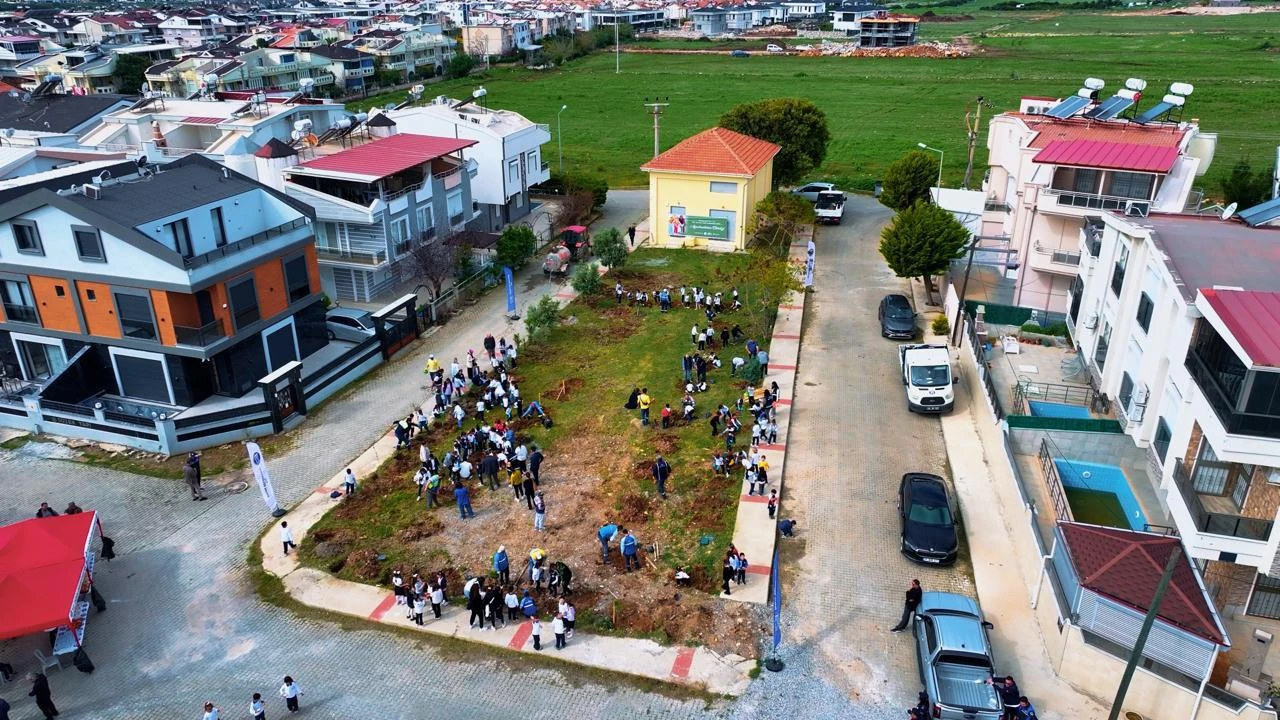 DİDİM BELEDİYESİ AĞAÇ DİKME ETKİNLİĞİ İLE ÖĞRENCİLERE ÇEVRE BİLİNCİ KAZANDIRIYOR