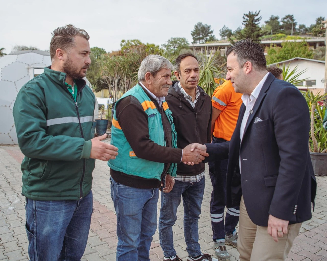 BAŞKAN VEKİLİ DEMİRTAŞ’TAN PARK VE BAHÇELER PERSONELİNE SABAH ZİYARETİ