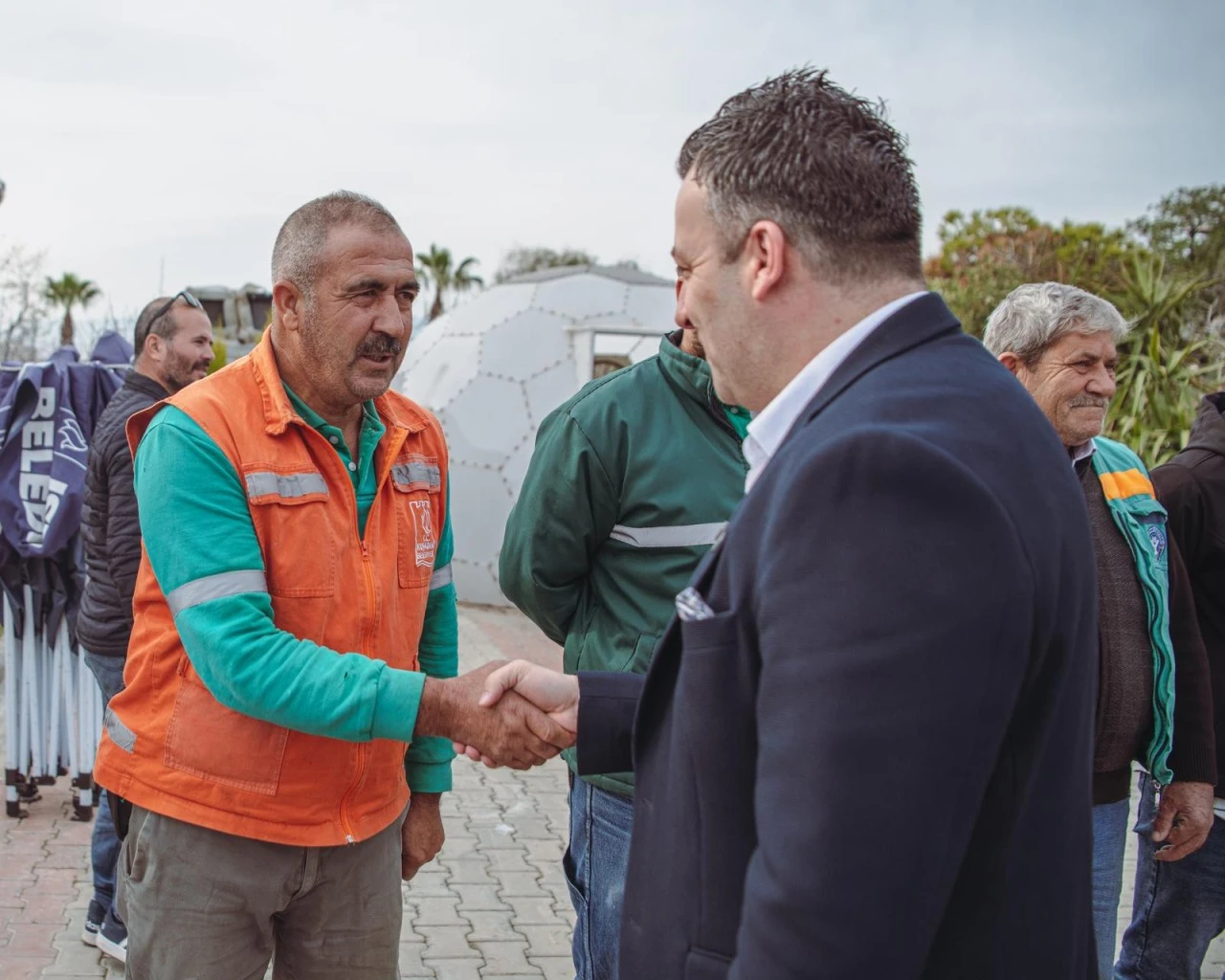 BAŞKAN VEKİLİ DEMİRTAŞ’TAN PARK VE BAHÇELER PERSONELİNE SABAH ZİYARETİ
