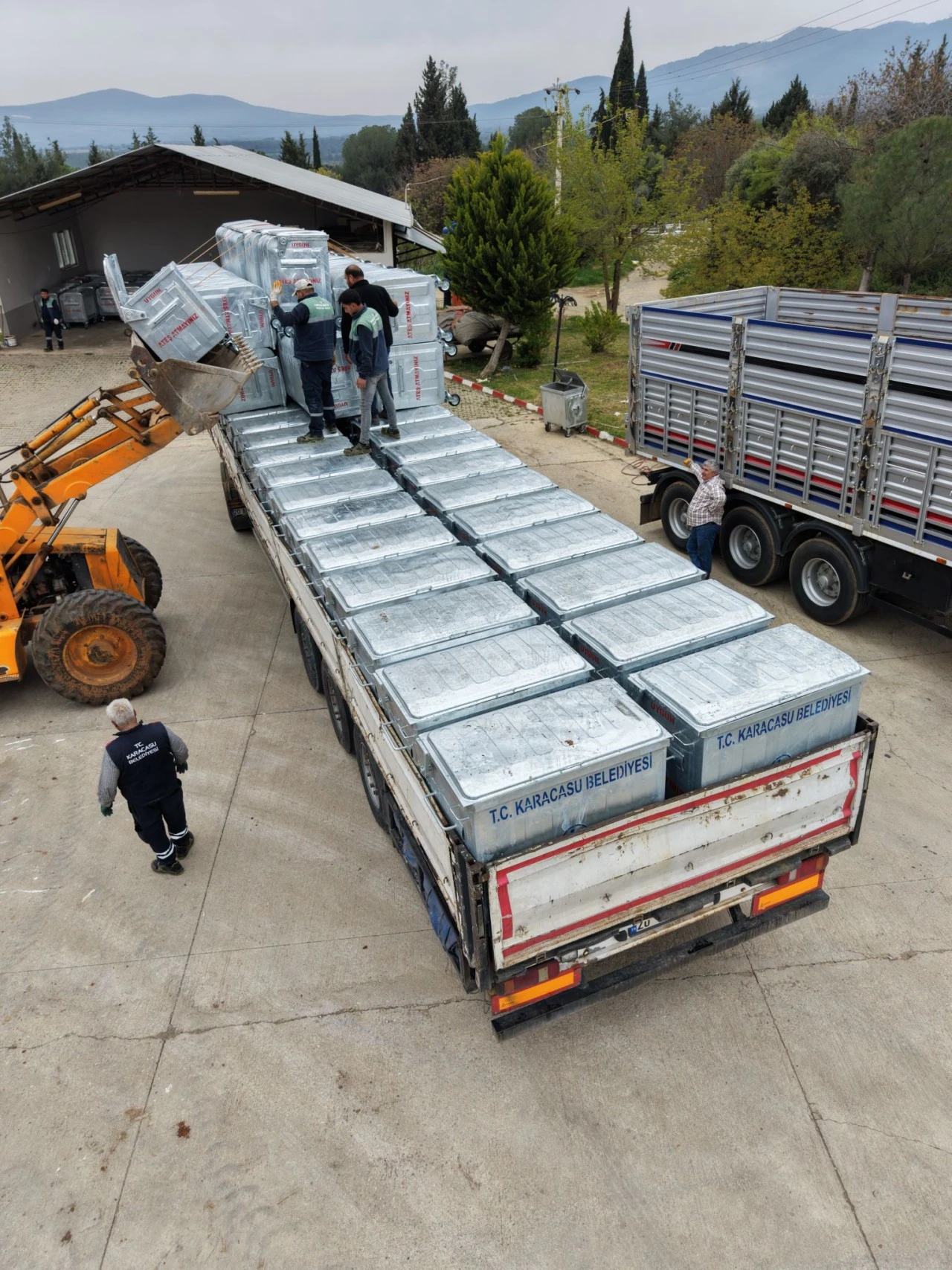 KARACASU’DA TEMİZLİK SEFERBERLİĞİ: 100 YENİ KONTEYNER HİZMETTE