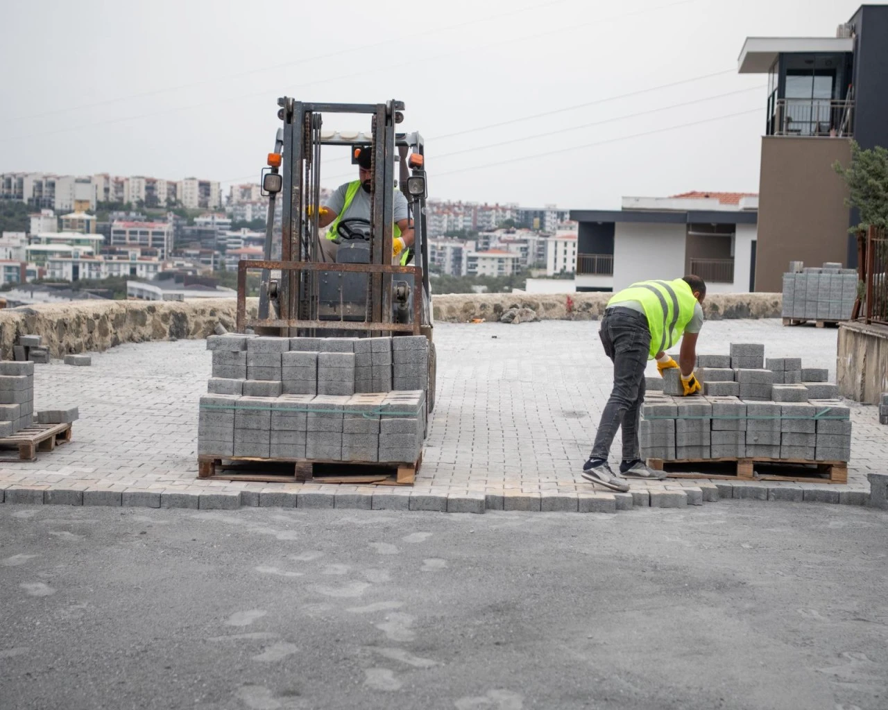 DEĞİRMENDERE’DE YOL ÇALIŞMALARI YERİNDE İNCELENDİ