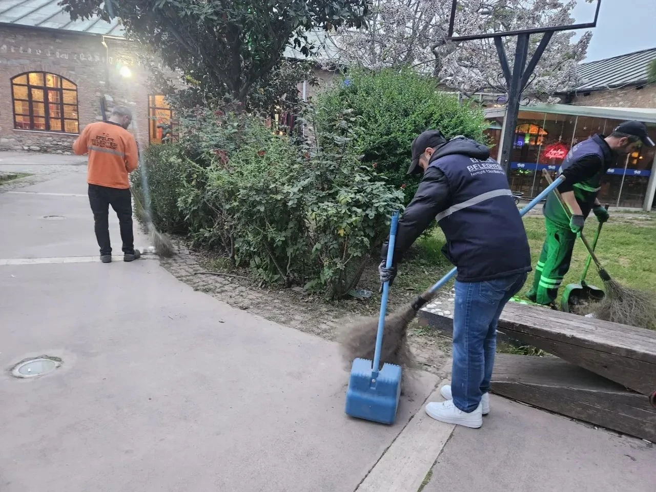 NEVZAT BİÇER PARKI’NI PIRIL PIRIL YAPTI